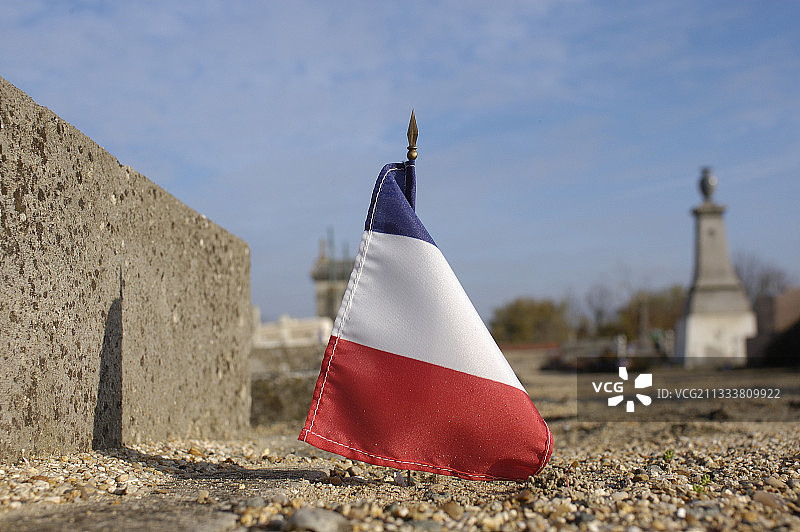 瓦兹河畔欧韦战争老兵墓上的旗帜，法国图片素材