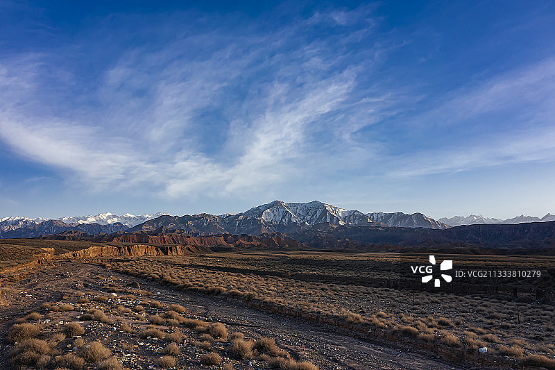 戈壁雪山沟壑图片素材