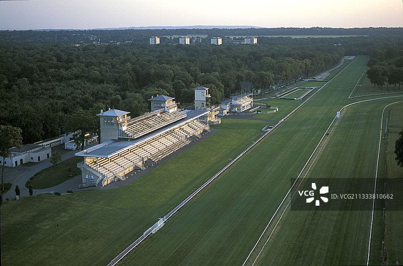 尚蒂伊赛马场的直线跑道和平台图片素材