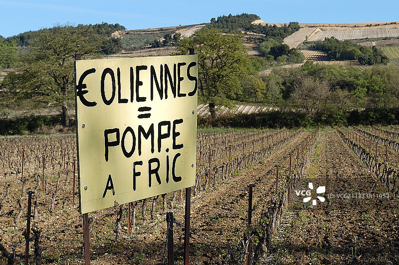 反对法国风能产业的示威标语图片素材