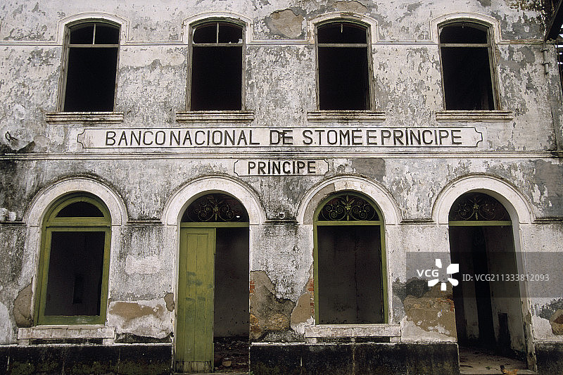 圣多美和普林西比圣安东尼奥的废弃房屋图片素材