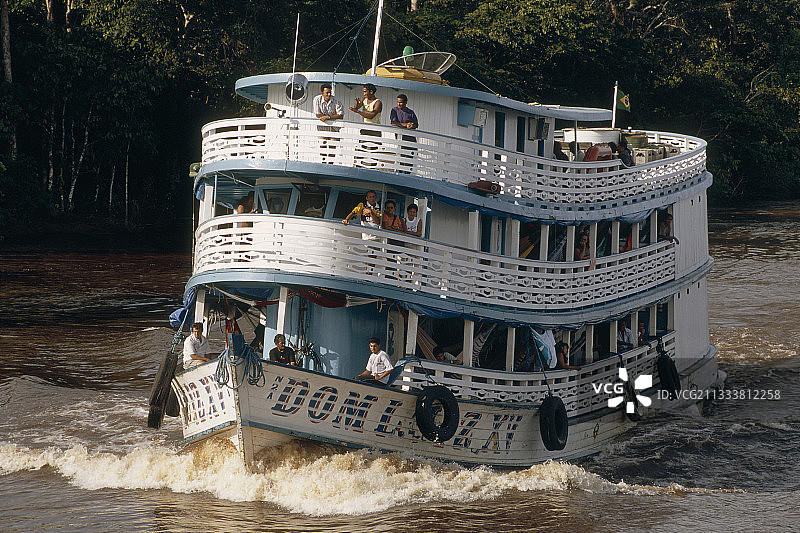 亚马逊河上的货客运输船图片素材