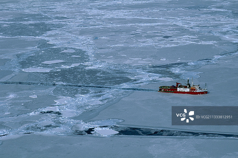 南极洲：阿斯特拉莱冰 breaker 号穿越浮冰区图片素材