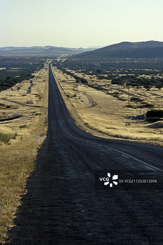 横穿纳米比亚沙漠的笔直道路图片素材
