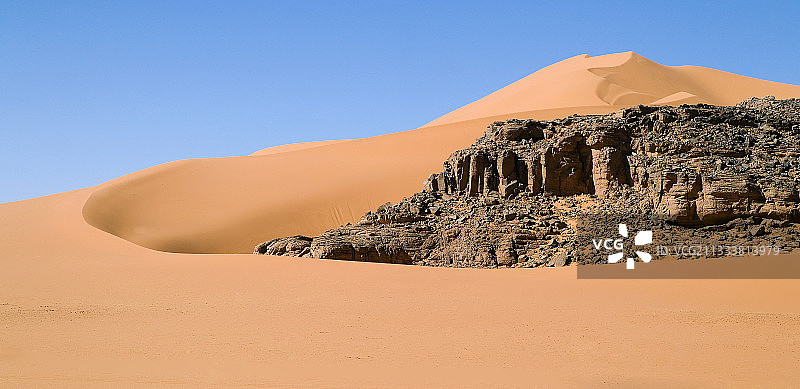 廷梅尔祖加沙丘和塔西利纳杰尔坚固岩石图片素材