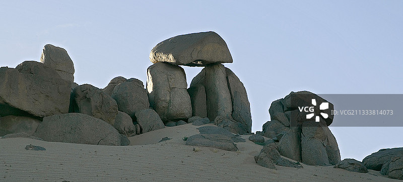 阿尔及利亚大象河谷的花岗岩岩石瀑布图片素材