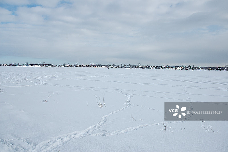俄罗斯拉多加湖边缘雪中的斯塔里村图片素材