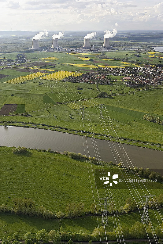 卡特农村庄和巴斯哈姆高地以及前景中的摩泽尔河图片素材