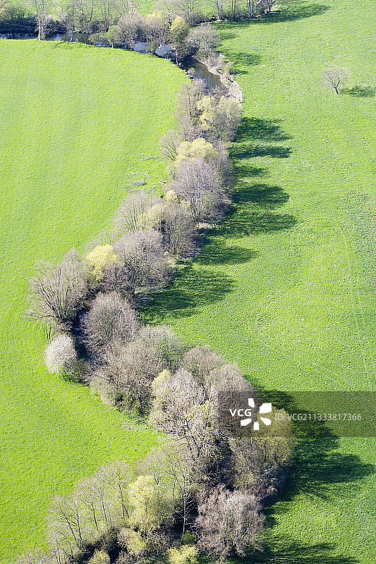 被树篱环绕的德国尼德河航拍照片图片素材