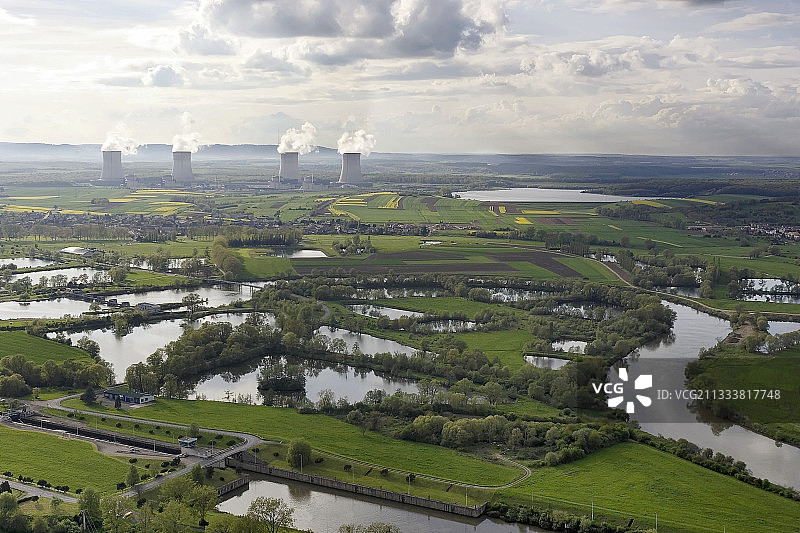 背景中，我们看到了卡特农核电站图片素材