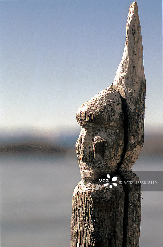 代表格陵兰爱斯基摩人面孔的雕刻棒图片素材