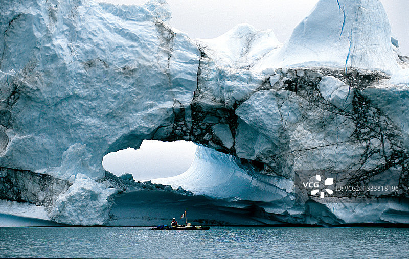 冰山挖掘的冰雪隧道图片素材