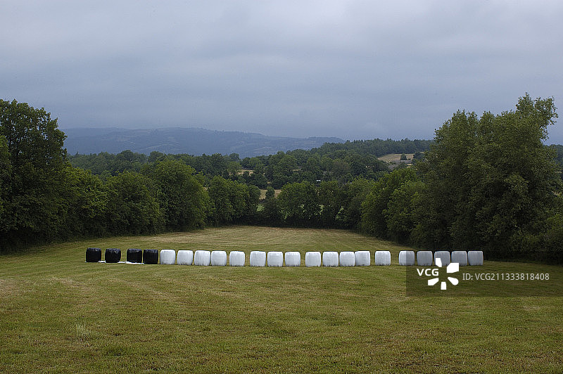 法国洛泽尔草原上打包的干草球图片素材