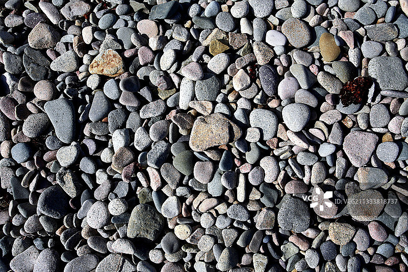 法国布列塔尼海浪中的鹅卵石图片素材