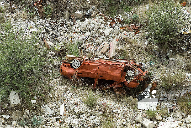 法国垃圾场中的汽车残骸图片素材