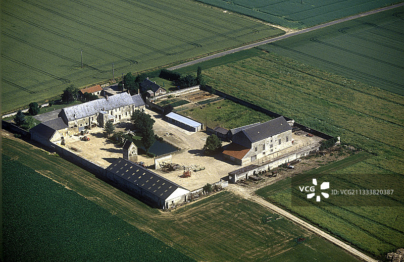 法国索姆省田野中的农场航拍图片素材