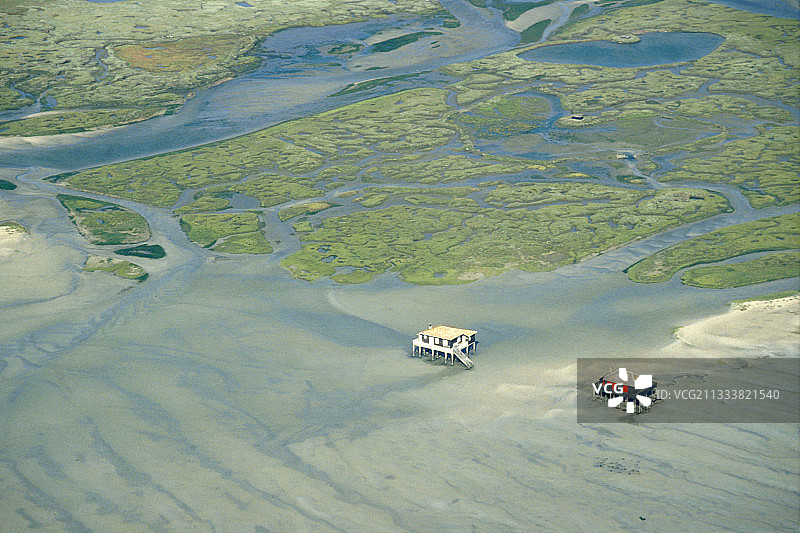 阿尔卡雄盆地鸟岛上的高脚棚屋图片素材