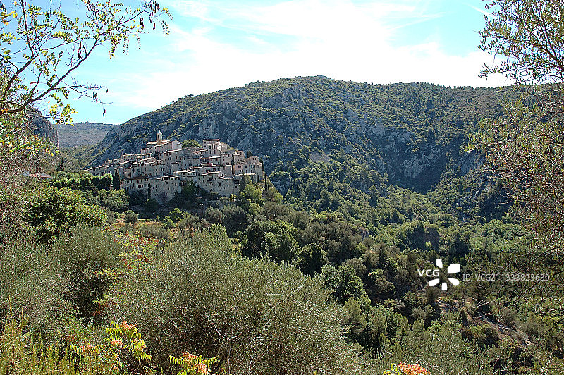 坐落在法国山丘上的佩永村庄图片素材