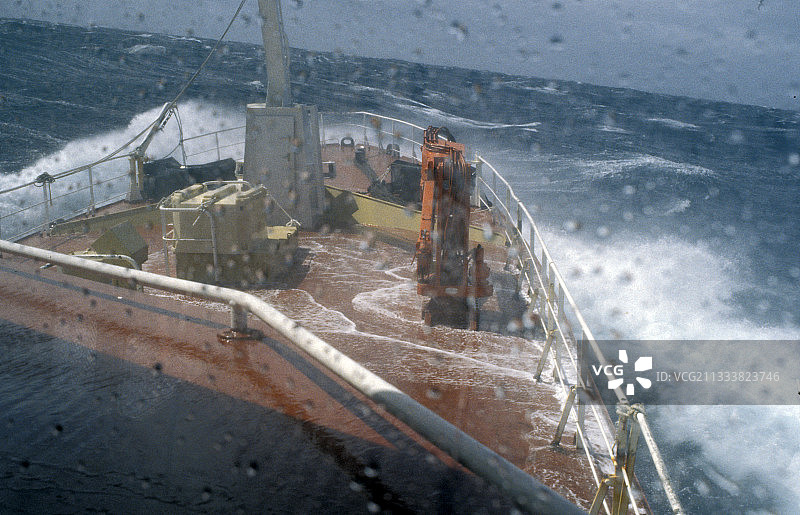 风暴大西洋上的渔船图片素材