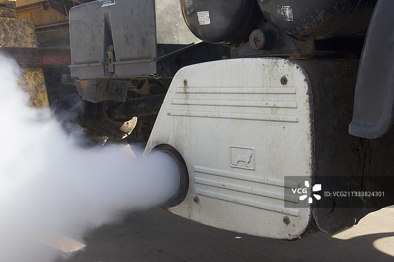 英国卡车消音器排放的尾气图片素材