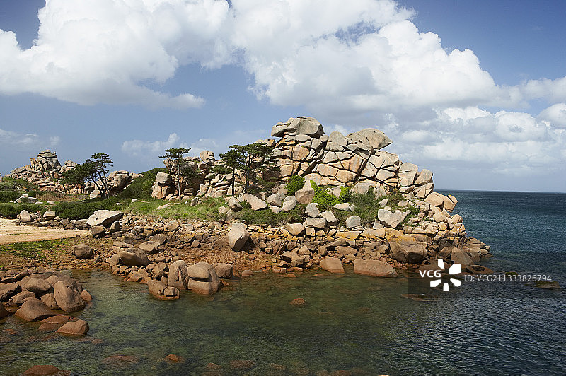 法国佩罗斯-吉雷克布列塔尼的岩石图片素材