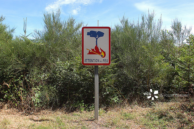 米兰贝尔森林入口处的火灾警示牌图片素材