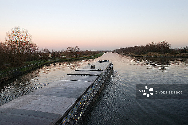 新福斯运河航道上的驳船图片素材