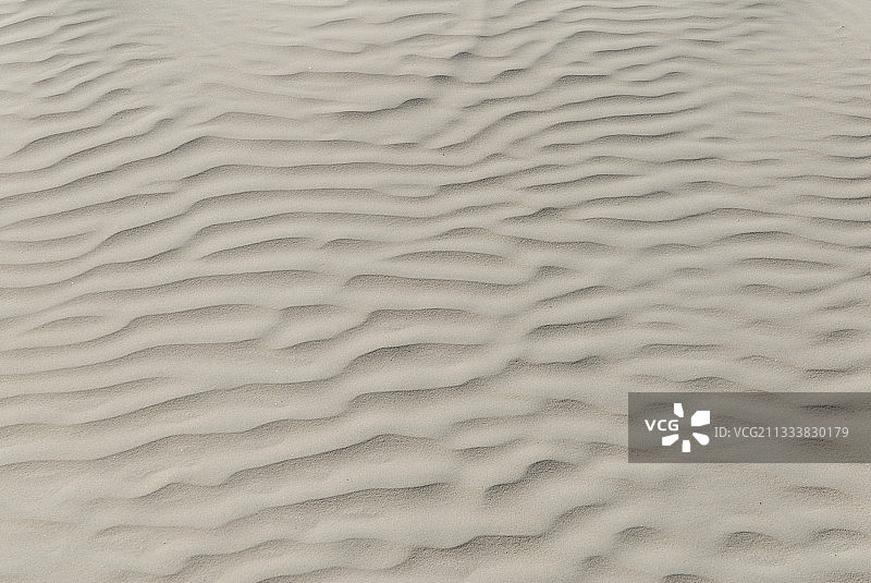 奥霍德列夫雷泻湖的沙滩上的波浪图片素材