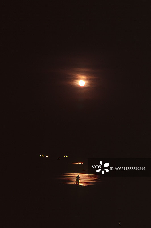 卢瓦尔河上月食倒影中的男人图片素材