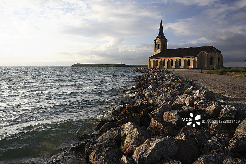 法国德尔湖边的教堂图片素材