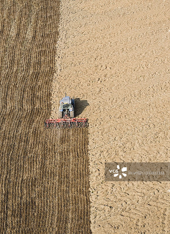 田野中重耙通道的鸟瞰图图片素材