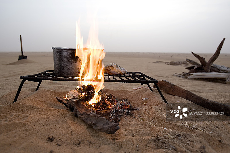 图阿雷格人在泰内雷沙漠尼日尔露营篝火图片素材