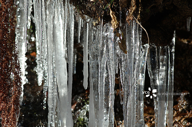 法国奥弗涅的众多冰钟乳石图片素材