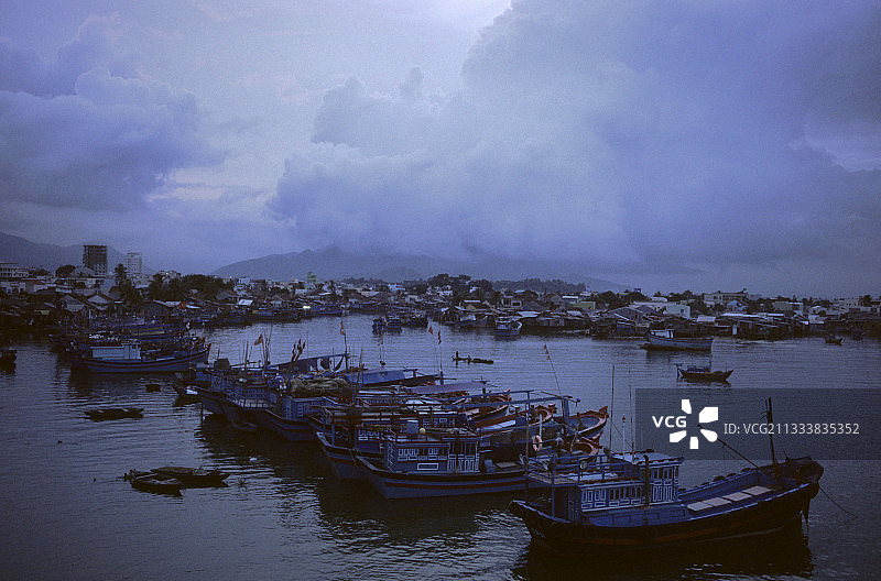 越南芽庄渔港的黄昏图片素材