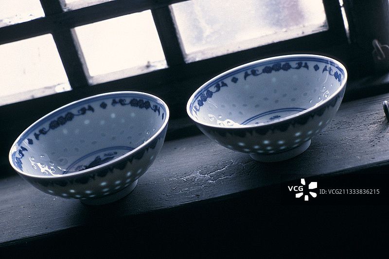 中国西塘窗边的瓷碗图片素材