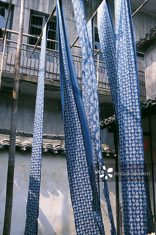 中国西塘镇的蓝色绸带图片素材