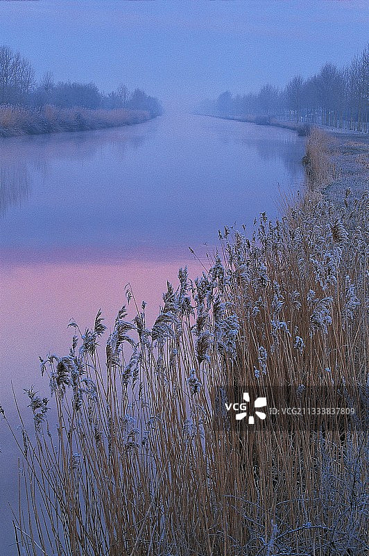 拉马蒂尼埃运河的雾凇美景图片素材