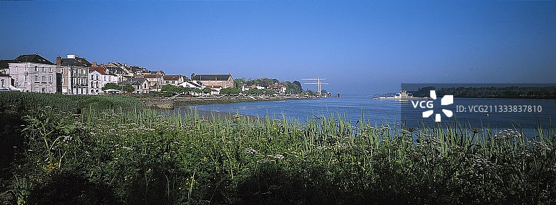 勒佩勒兰清晨横渡卢瓦尔河的渡轮图片素材