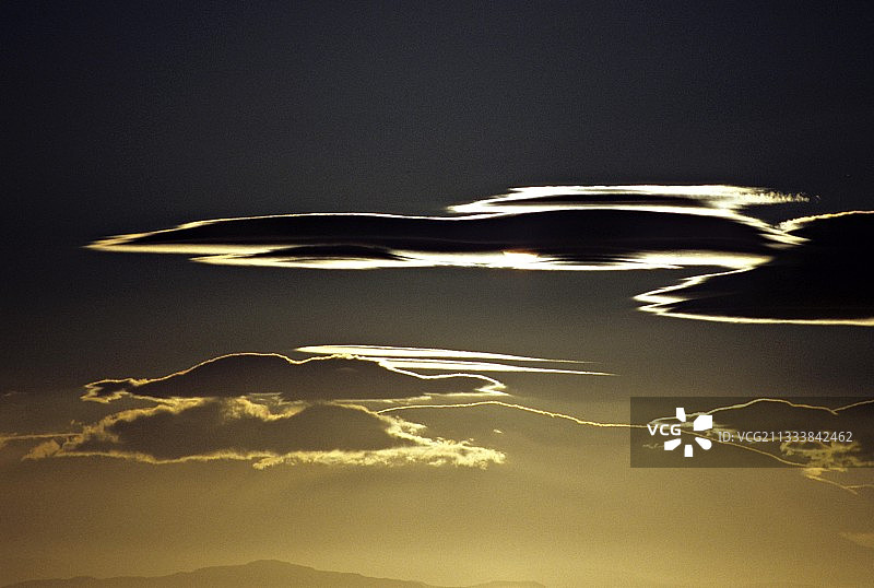 克尔格伦群岛黄昏时的云彩图片素材