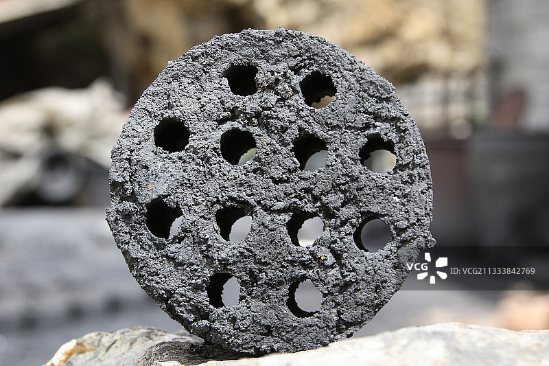 将强粘土成分添加到煤中以减缓燃烧图片素材