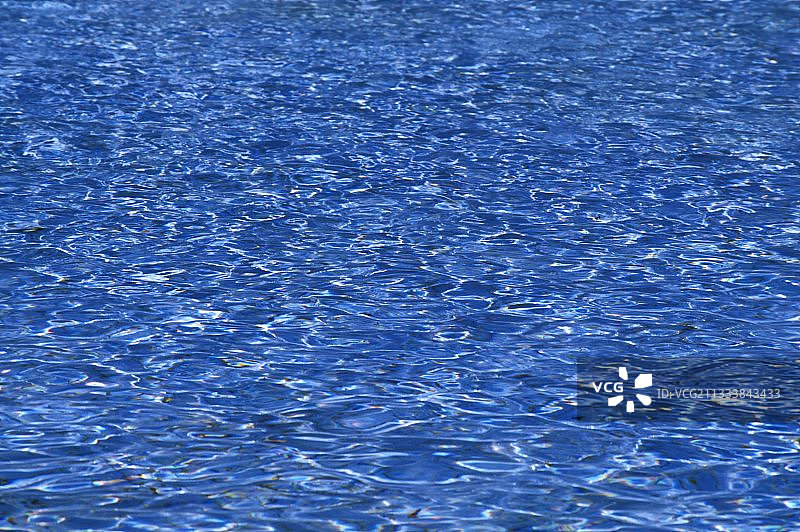 蓝色的水图片素材