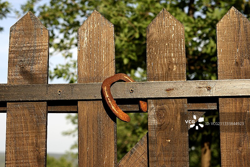 木制栅栏上的马蹄铁图片素材
