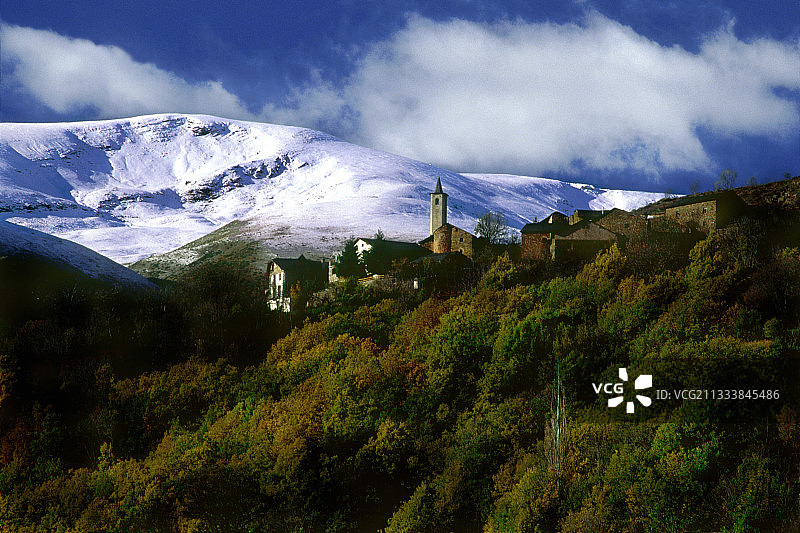 西班牙比利牛斯村庄秋景图片素材