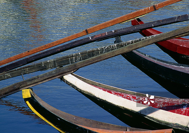 葡萄牙杜罗河上的船尾图片素材