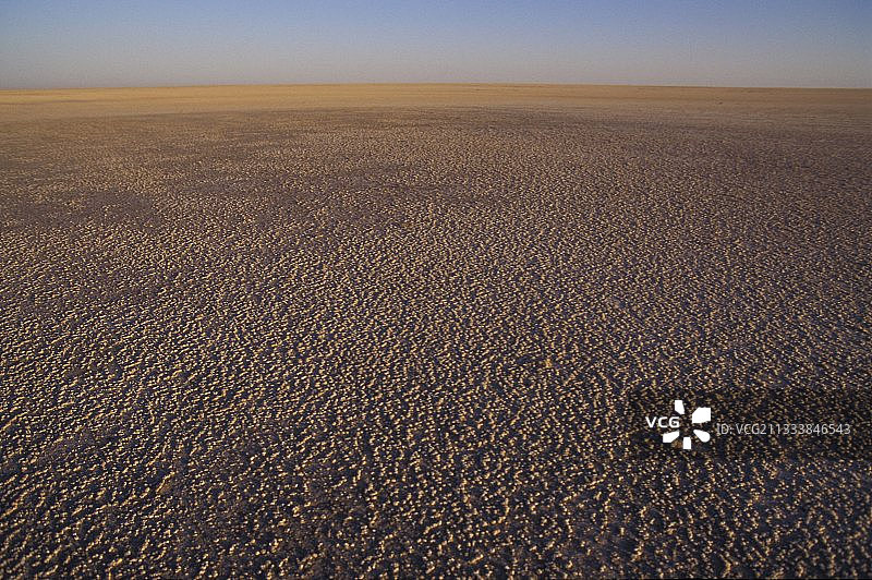 突尼斯沙漠地面的盐矿沉积图片素材