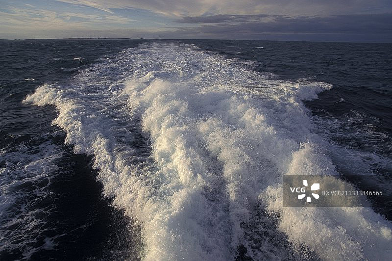 船只在公海上行驶引起的水流波动图片素材