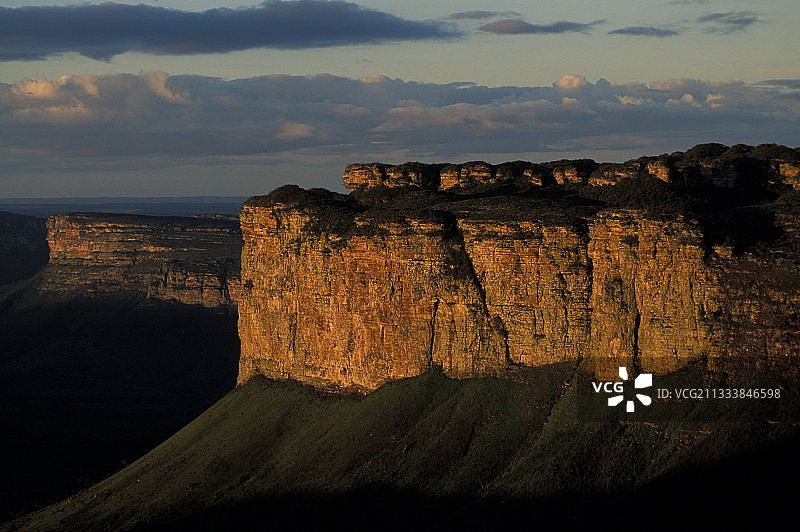 巴西巴伊亚国家公园暮光下的悬崖图片素材