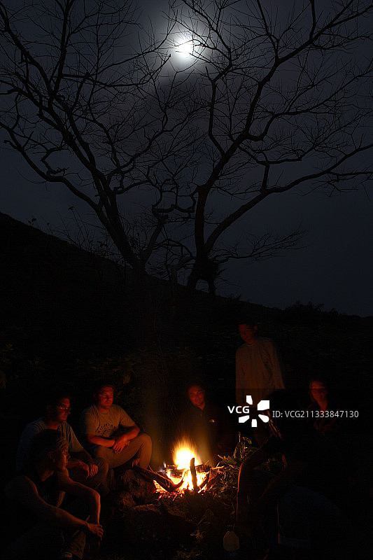 尼加拉瓜特利卡火山坡上的篝火聚会图片素材