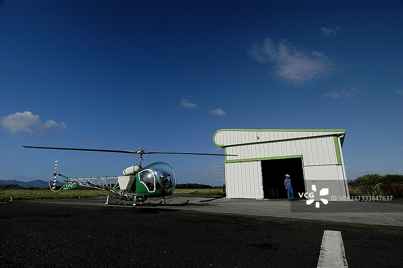 用于植物健康空中喷洒的直升机（马提尼克岛）图片素材