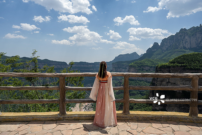 中国河南安阳林州太行山悬崖边穿汉服的美女背影图片素材